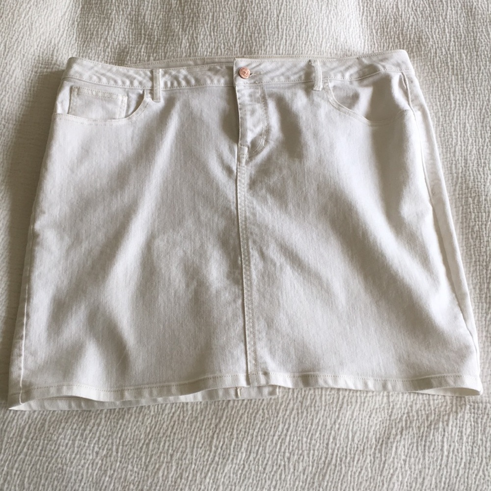 White denim skirt